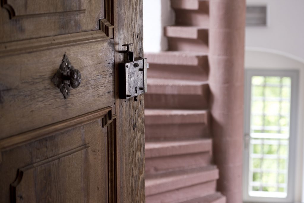 Tür zum Treppenhaus Turmzimmer am Benediktushof